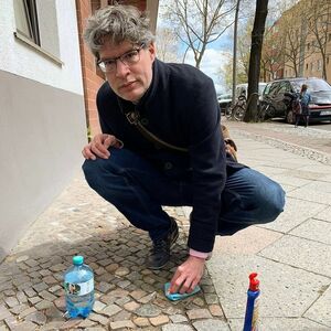 Daniel Bussenius putzt Stolpersteine in Moabit